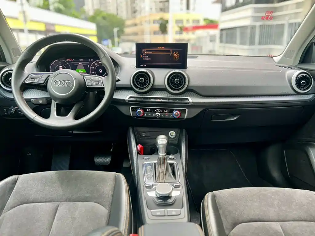 Audi Q2L e-tron 2022 — фото 16