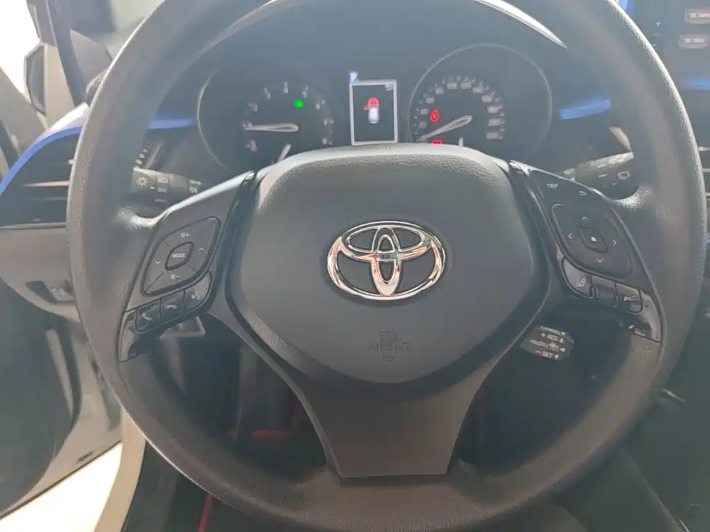 Toyota C-HR 2020 — фото 11