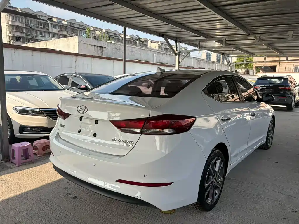 Hyundai Elantra 2018 — фото 9