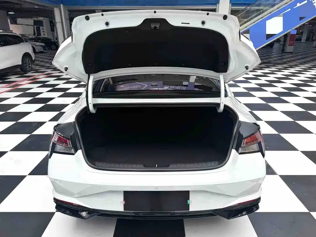 Hyundai Elantra 2023 — фото 16
