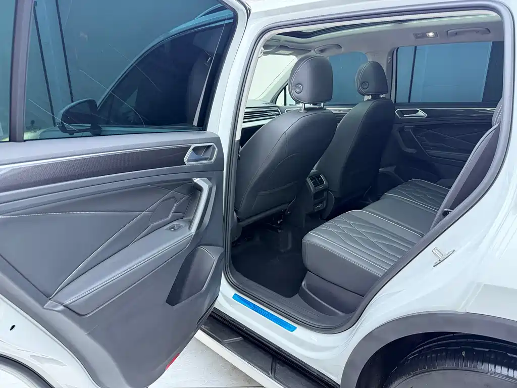 Volkswagen Tiguan L 2023 — фото 15