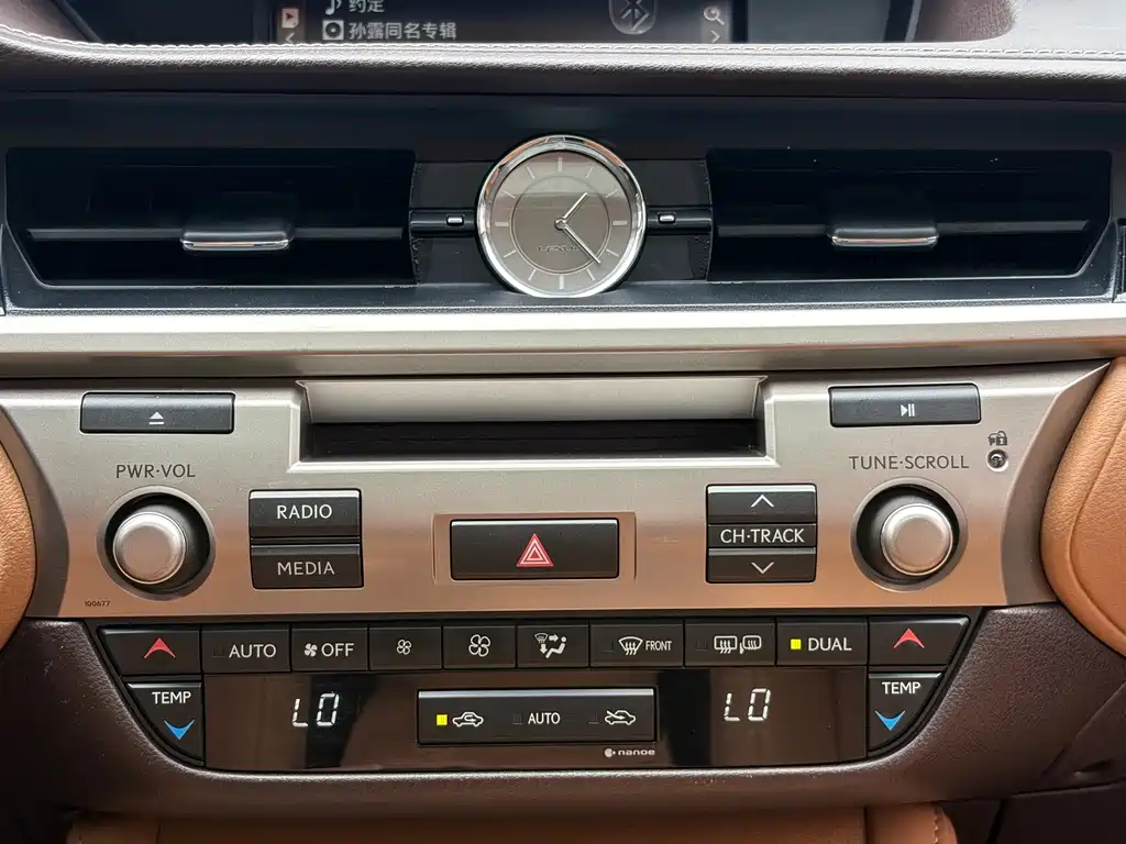 Lexus ES 2017 — фото 16