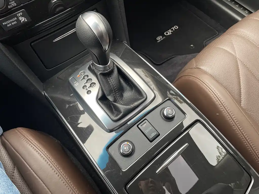 Infiniti QX70 2015 — фото 10