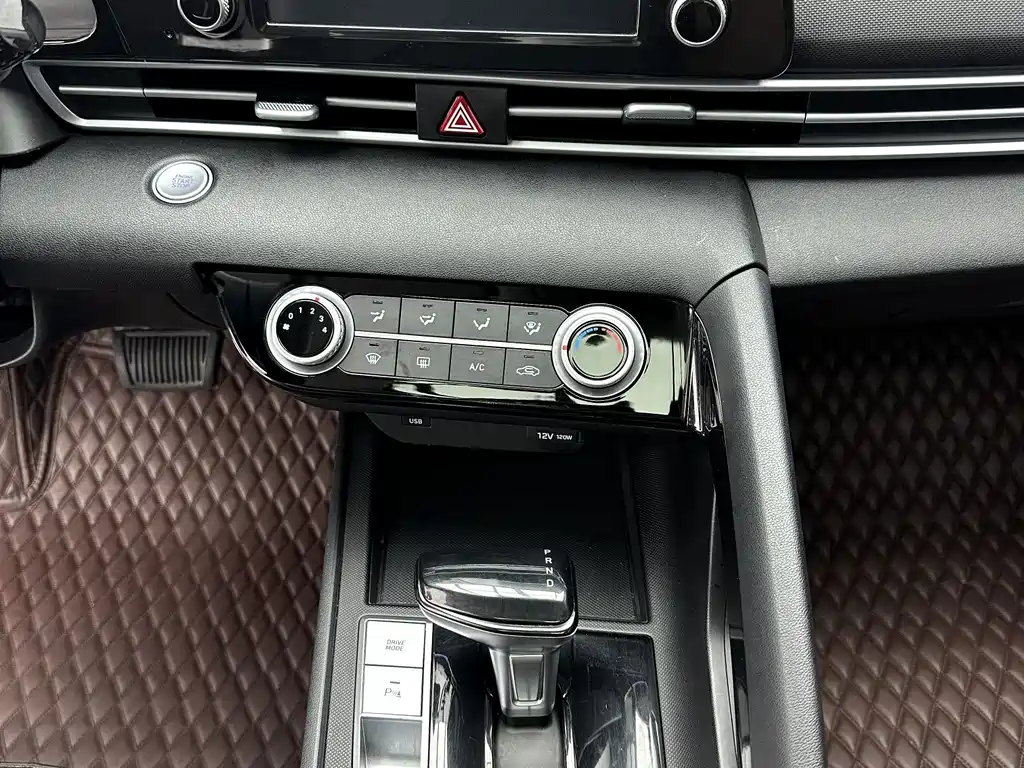 Hyundai Elantra 2023 — фото 16