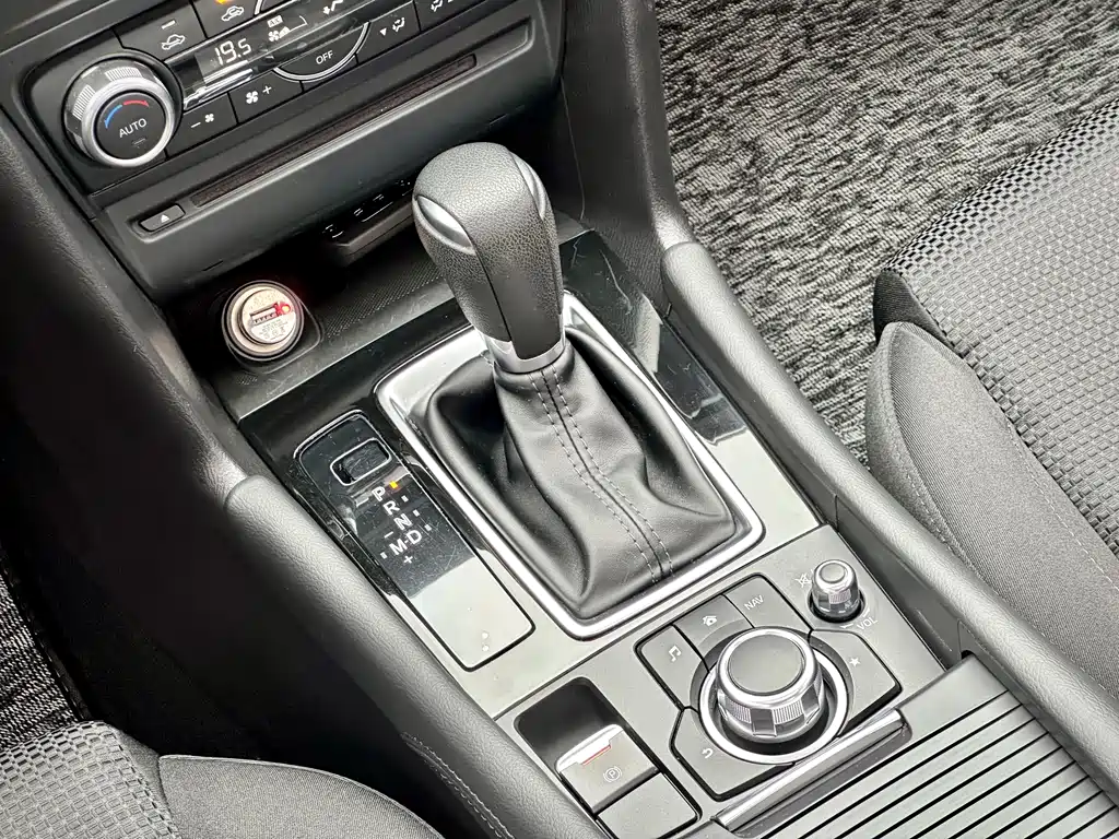 Mazda 3 Axela 2019 — фото 15