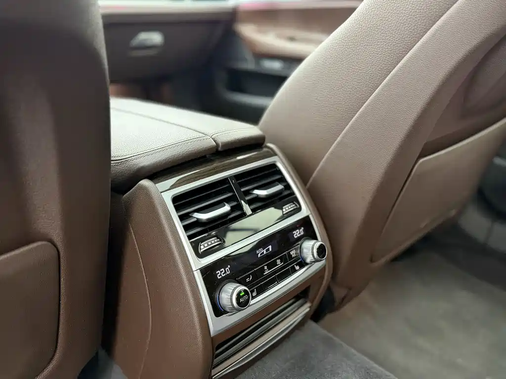 BMW 7 Series 2018 — фото 17