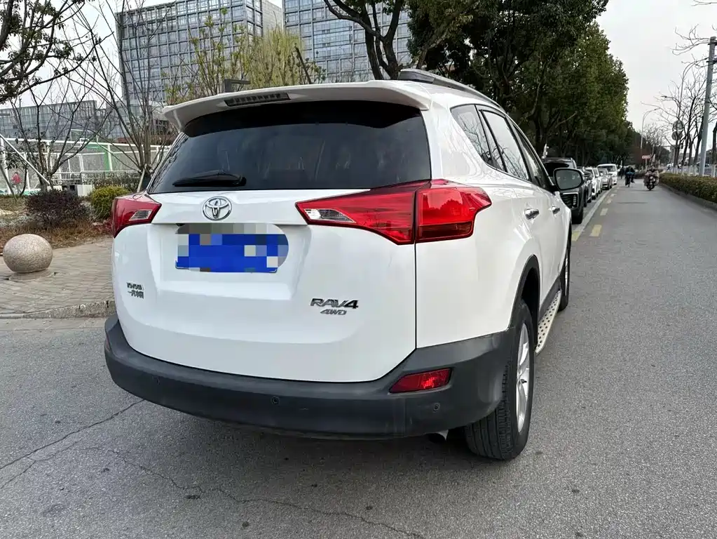 Toyota RAV4 2015 — фото 9