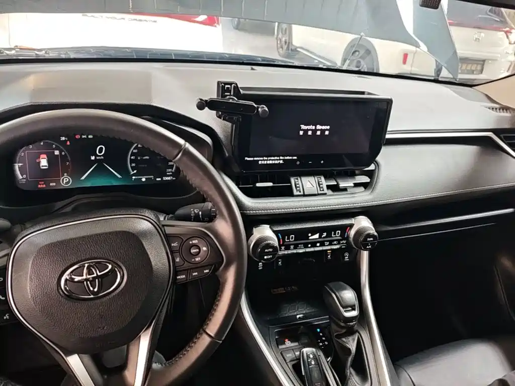 Toyota RAV4 2023 — фото 10