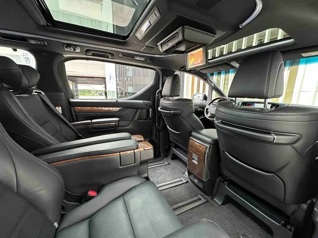 Toyota Alphard 2020 — фото 17