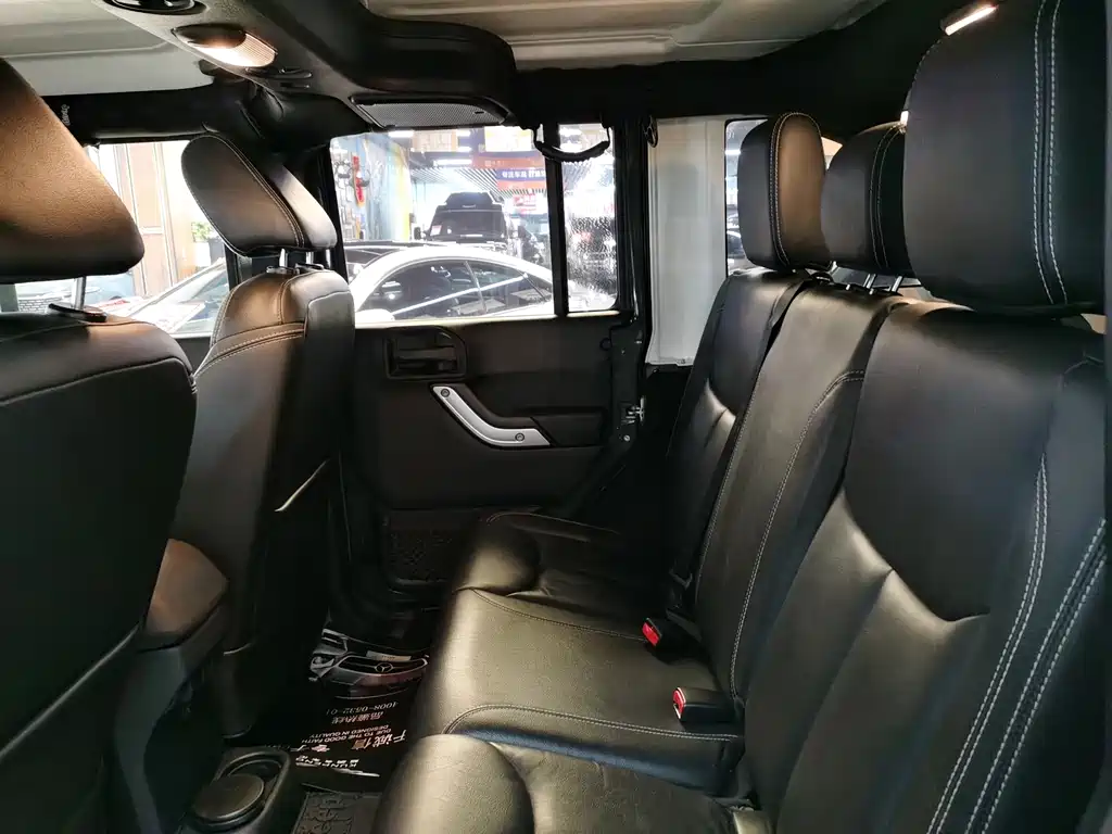 Jeep Wrangler 2015 — фото 12