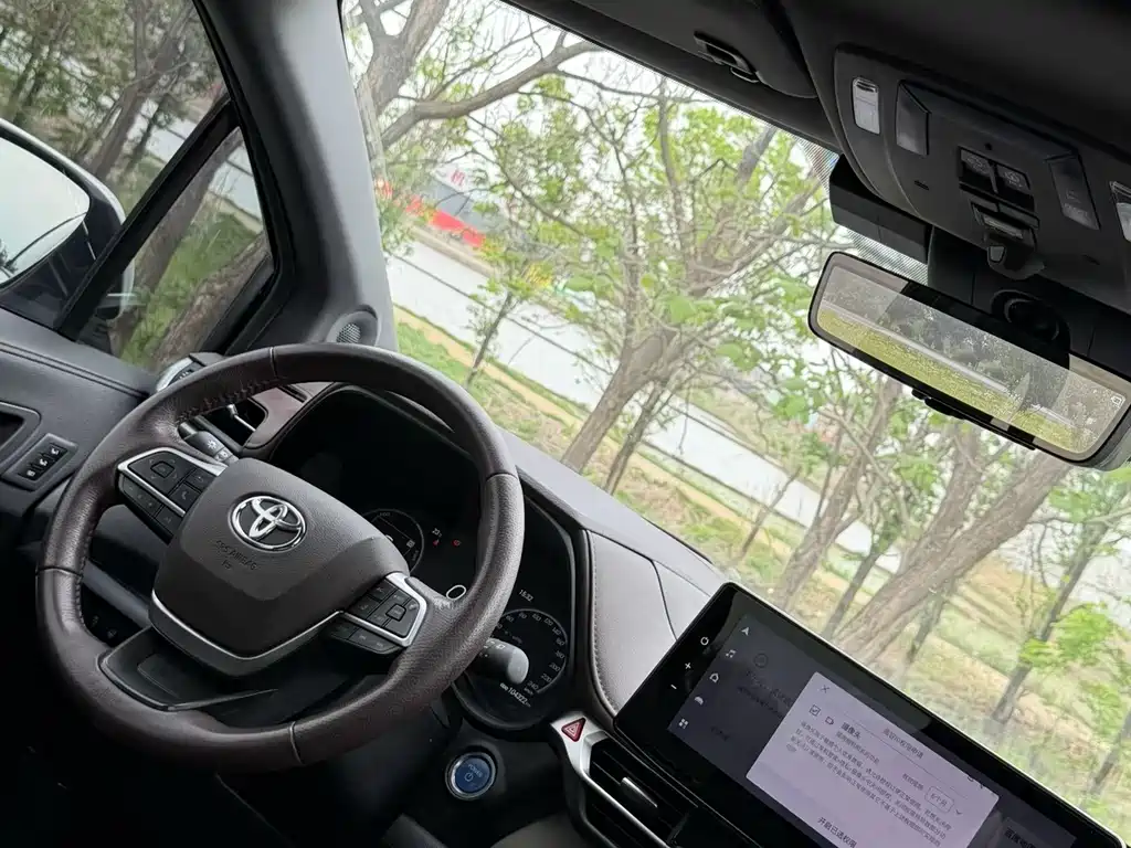 Toyota Granvia 2023