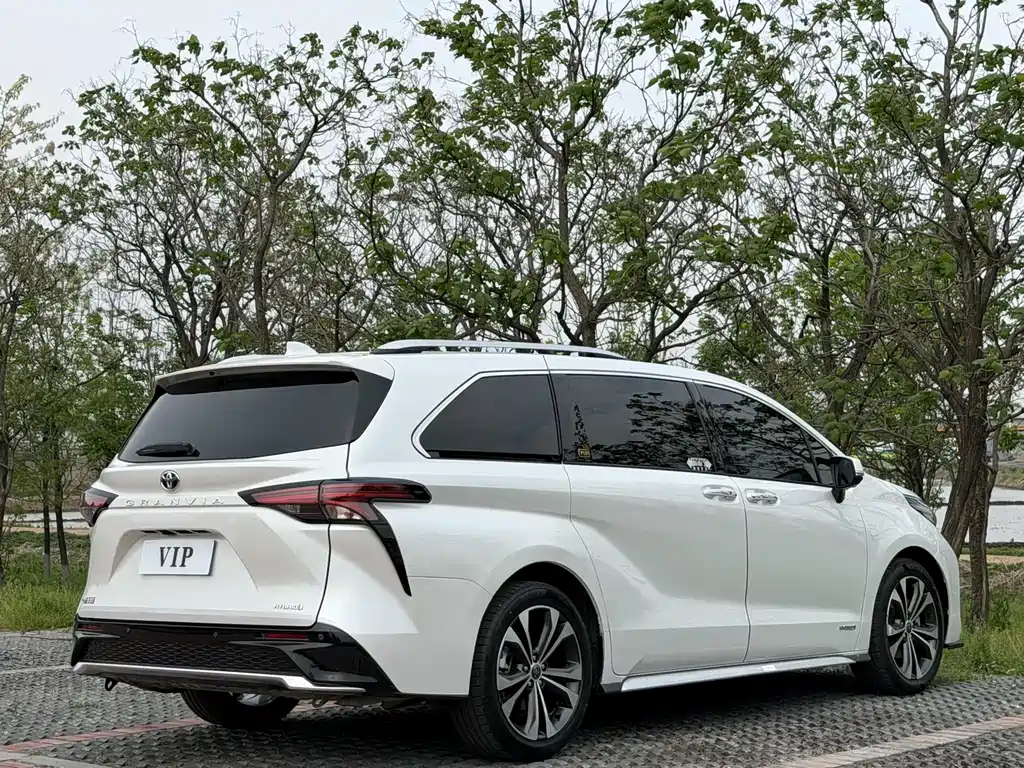 Toyota Granvia 2023