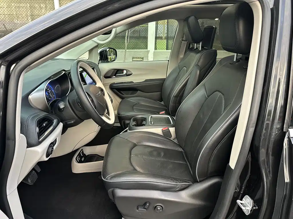 Chrysler Grand Voyager 2017 — фото 12