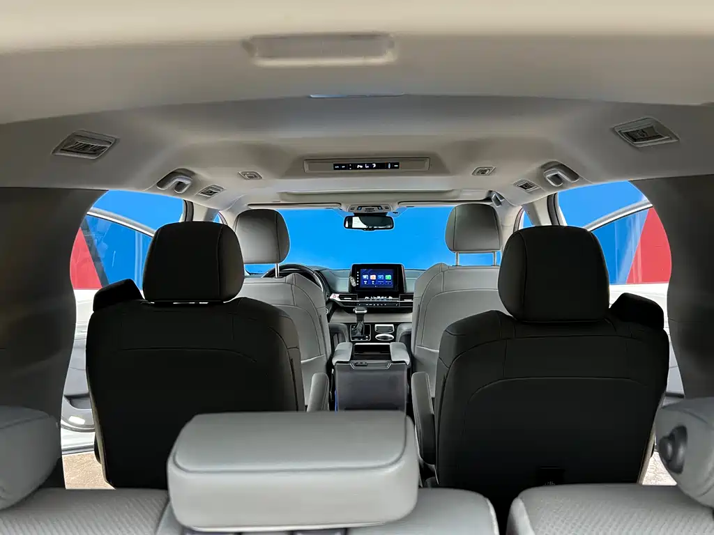 Toyota Sienna 2023 — фото 17