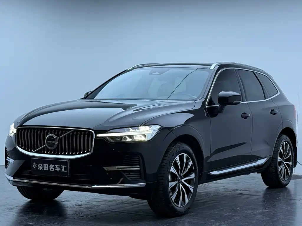 Volvo XC60 2023 — фото 1