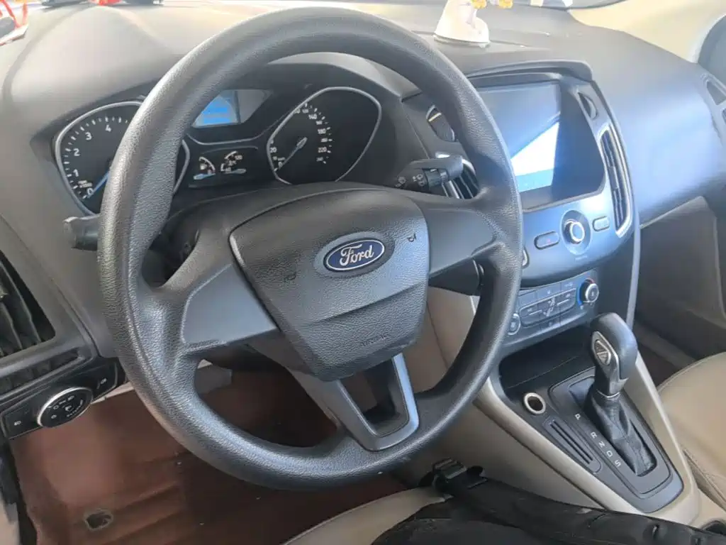 Ford Focus 2015 — фото 11