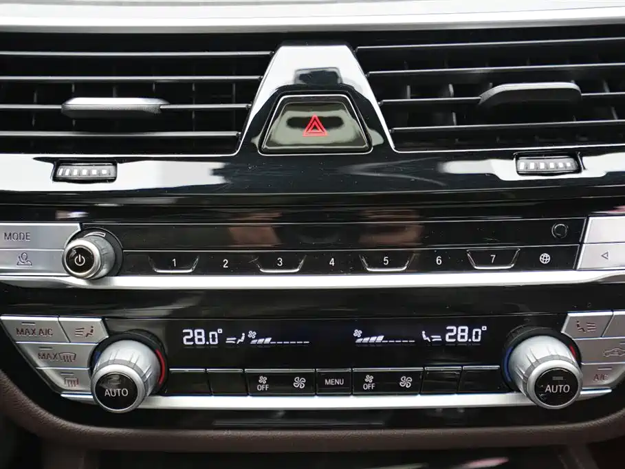 BMW 5 Series 2023 — фото 10