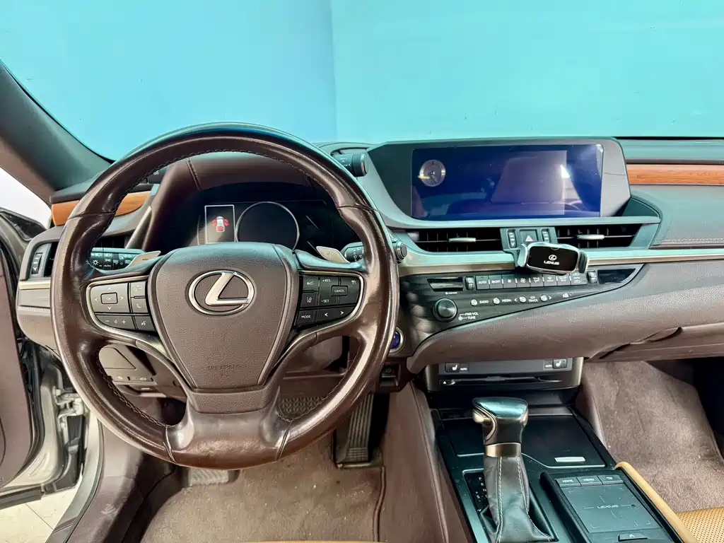 Lexus ES 2020 — фото 17