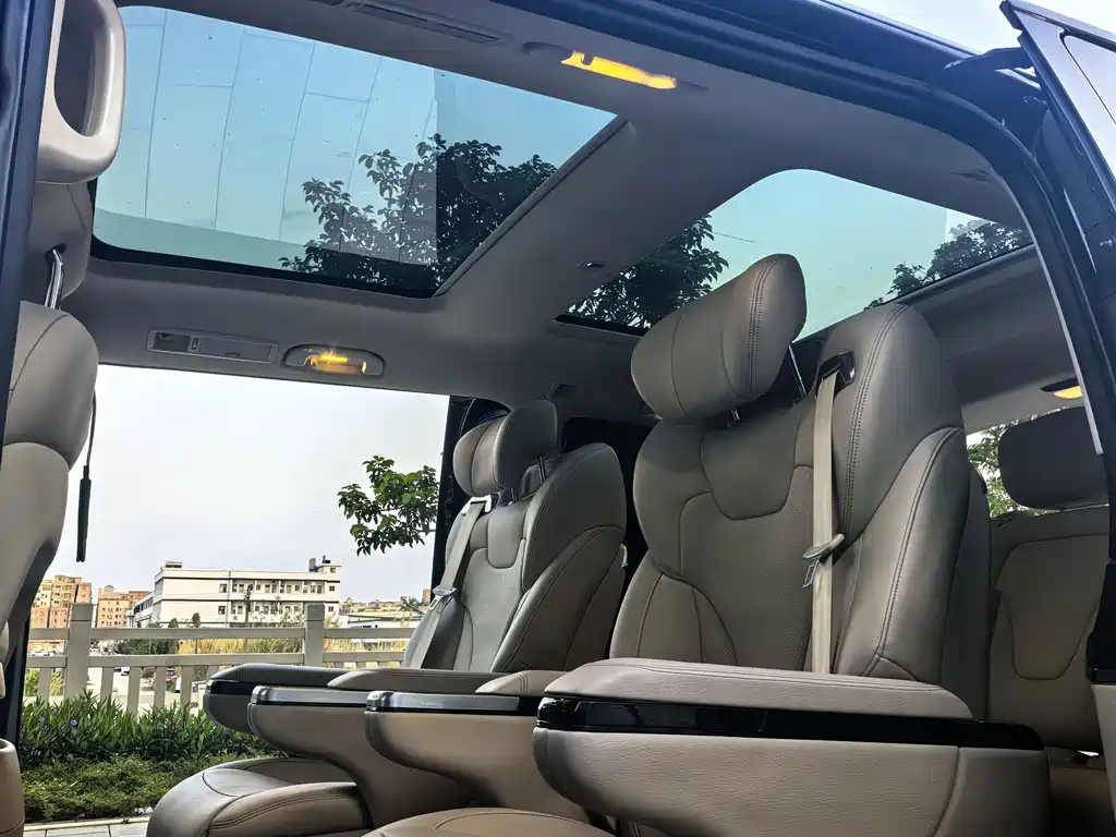 Mercedes-Benz V-Class 2022 — фото 18