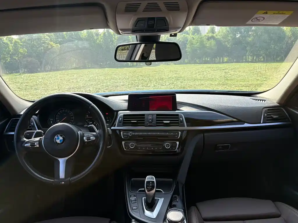 BMW 3 Series 2018 — фото 10