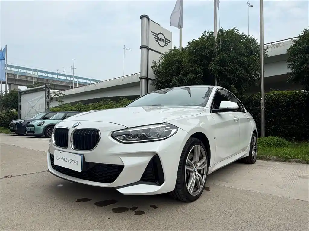 BMW 1 Series 2019 — фото 1