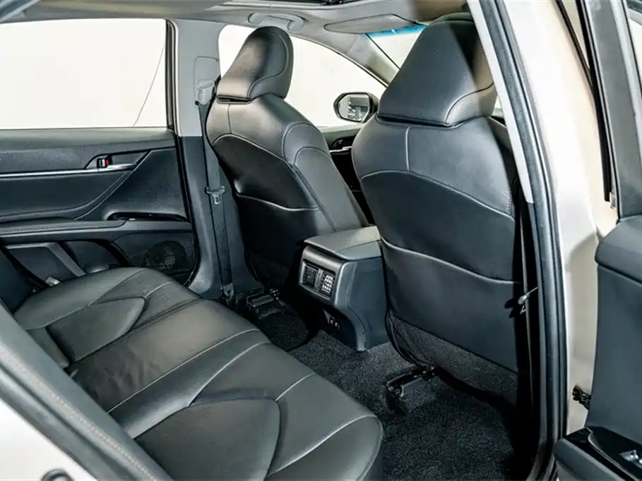 Toyota Camry 2018 — фото 23