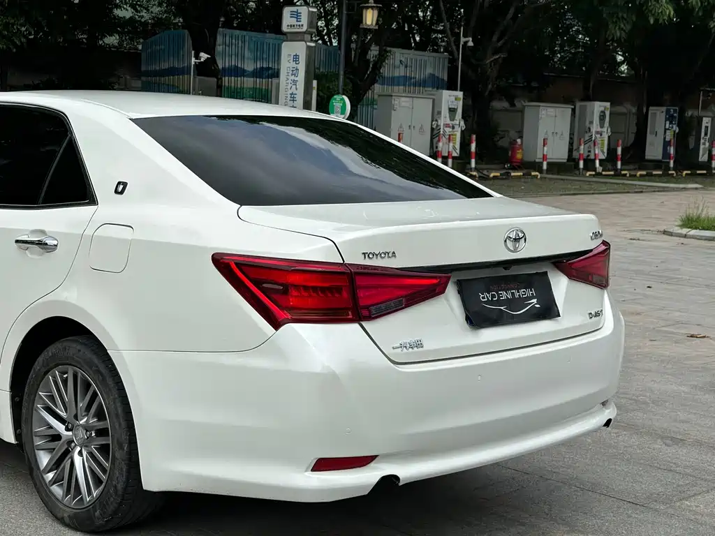 Toyota Crown 2017 — фото 13