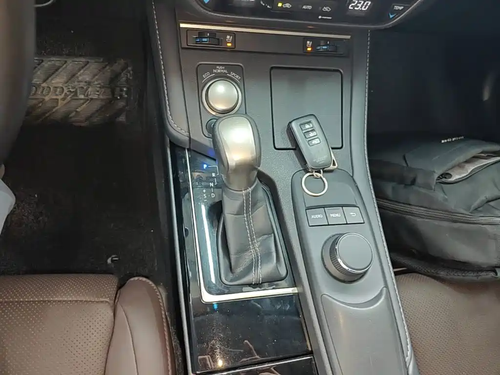 Lexus ES 2018 — фото 10