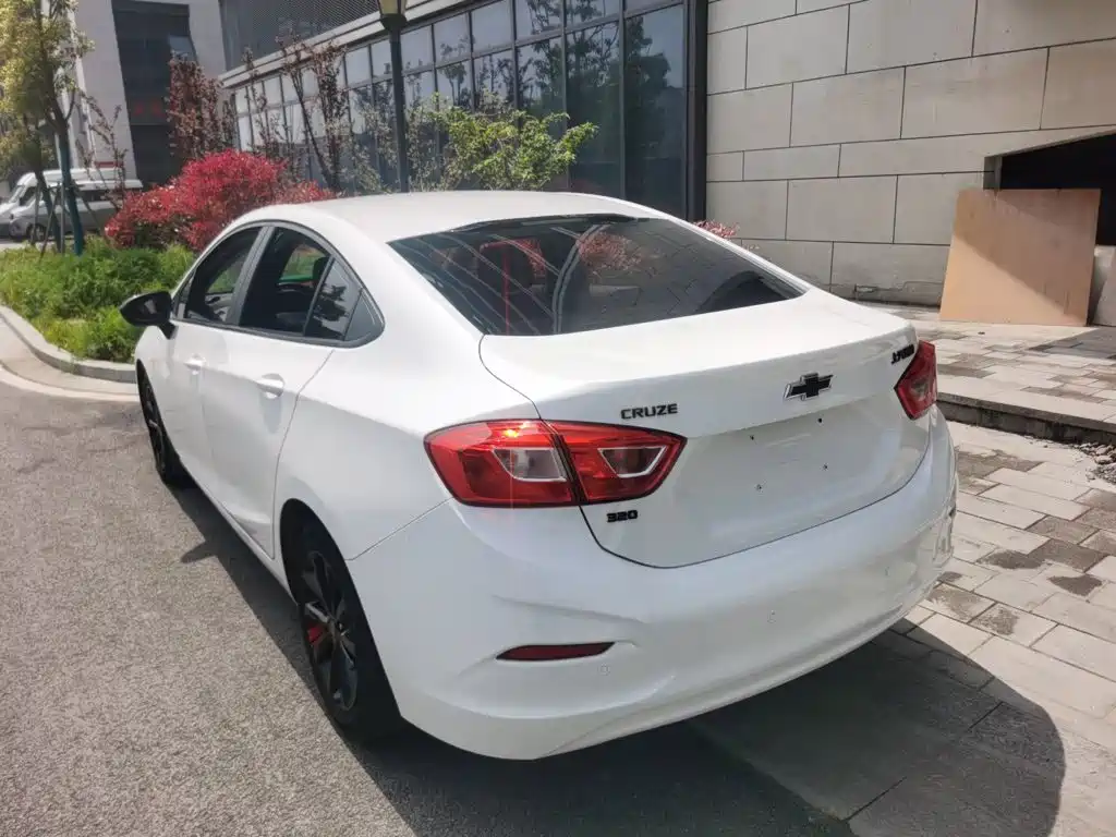 Chevrolet Cruze 2018 — фото 23
