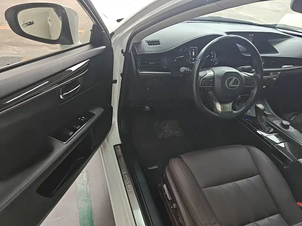 Lexus ES 2018 — фото 12