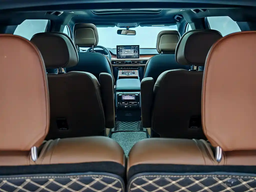 Lincoln Aviator 2023 — фото 11