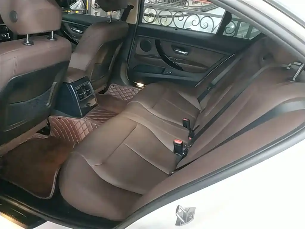 BMW 3 Series 2019 — фото 13