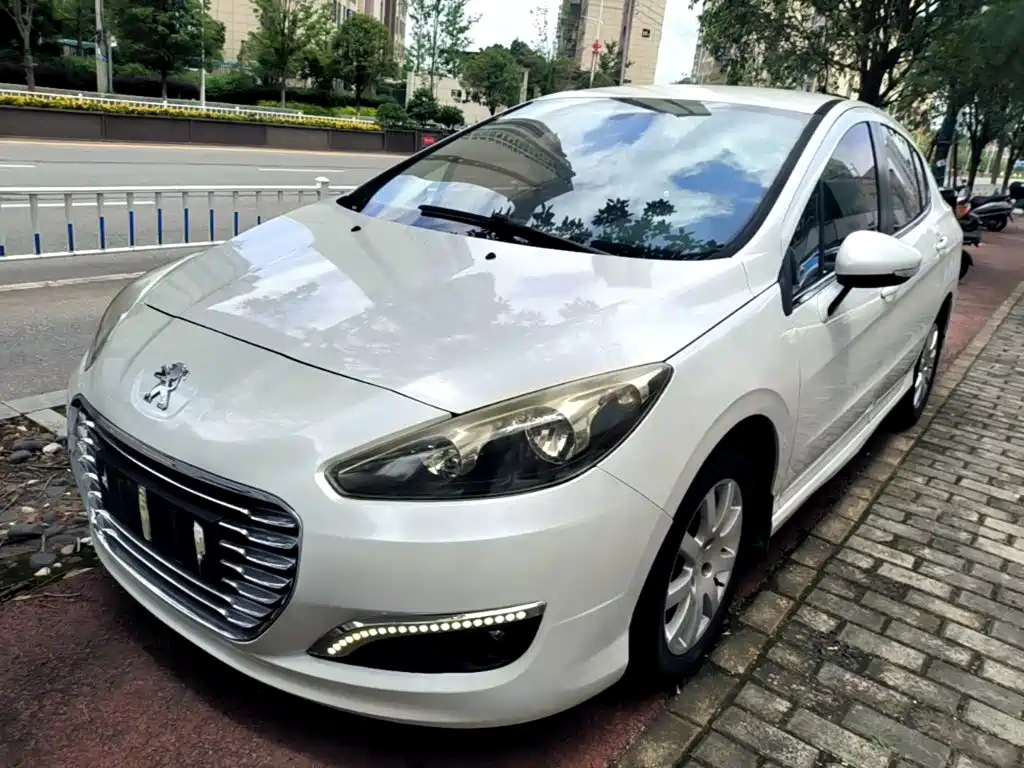 Peugeot 308 2015 — фото 2
