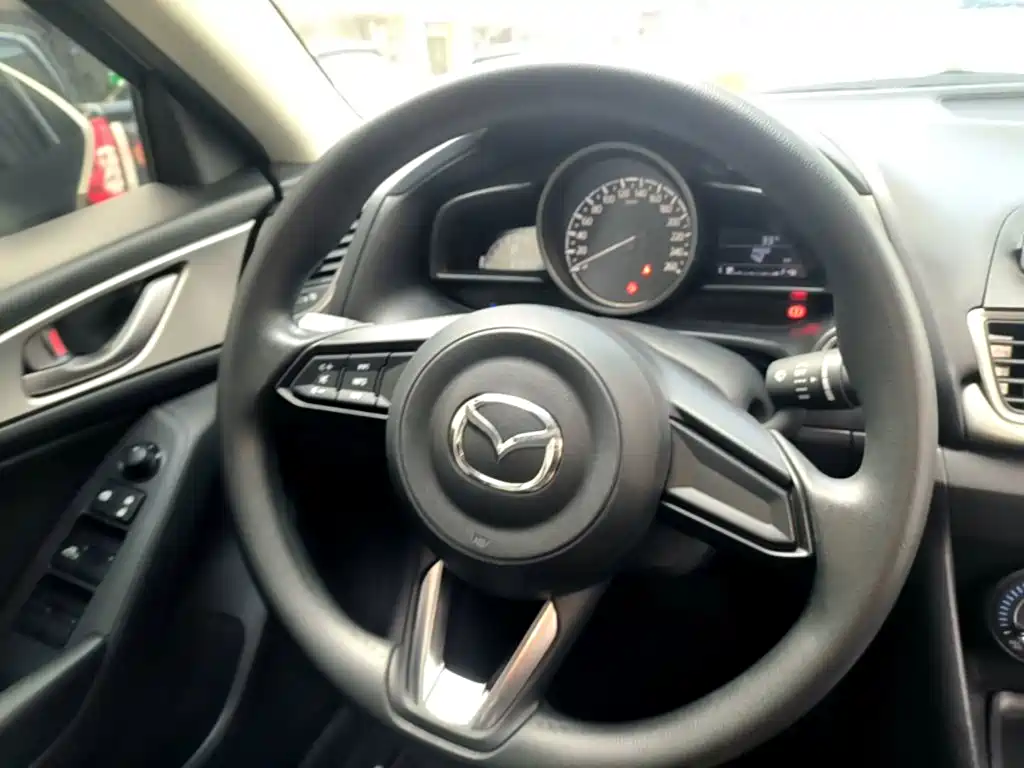 Mazda 3 Axela 2018 — фото 11