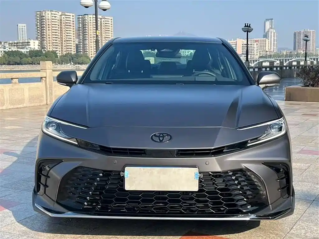 Toyota Camry 2025 — фото 2