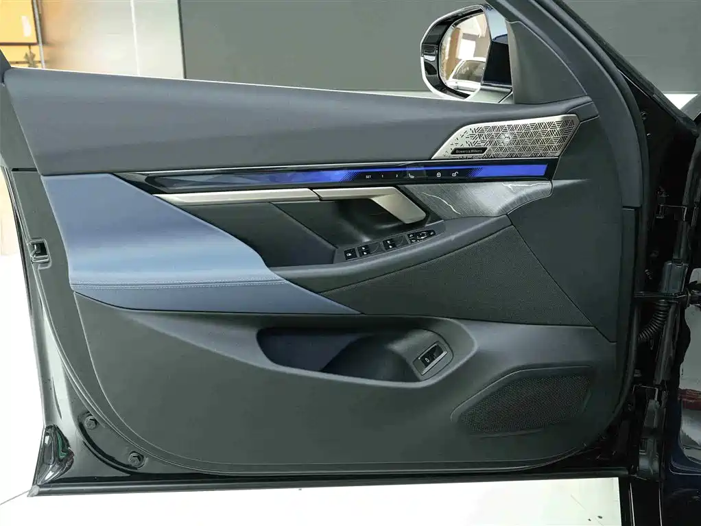 BMW 5 Series 2025 — фото 15