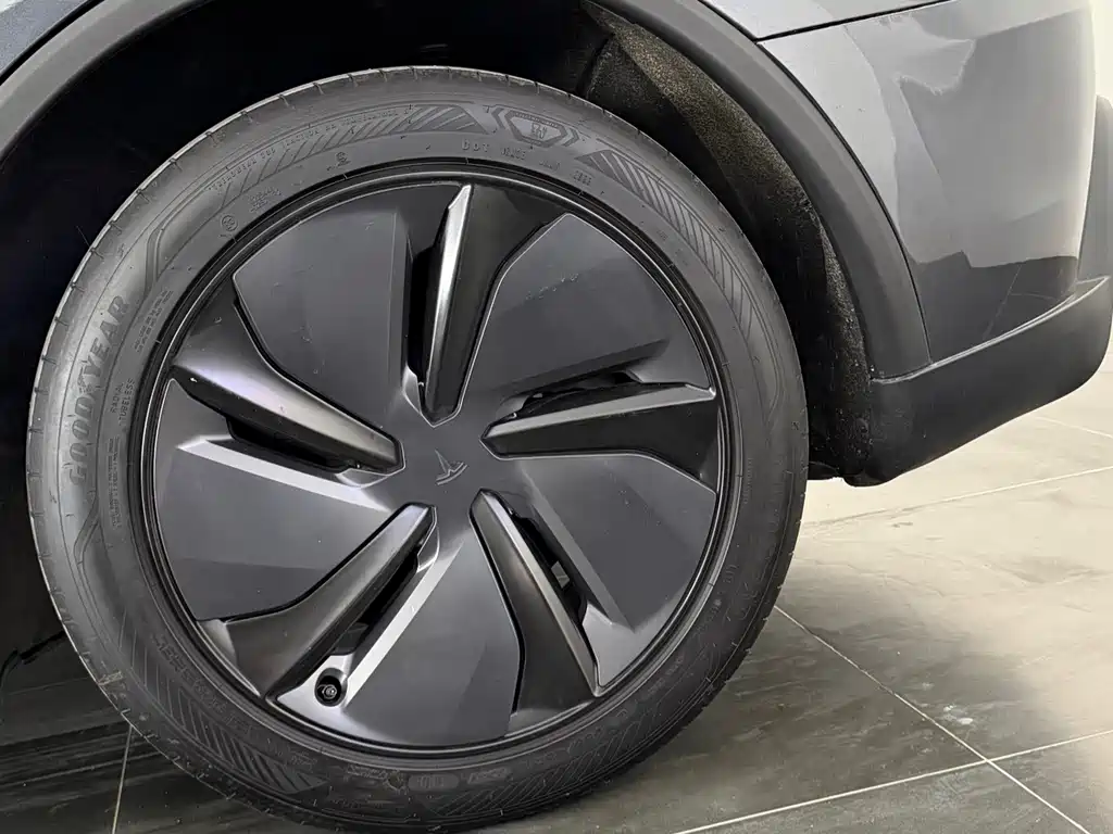 Tesla Model Y 2025 — фото 13
