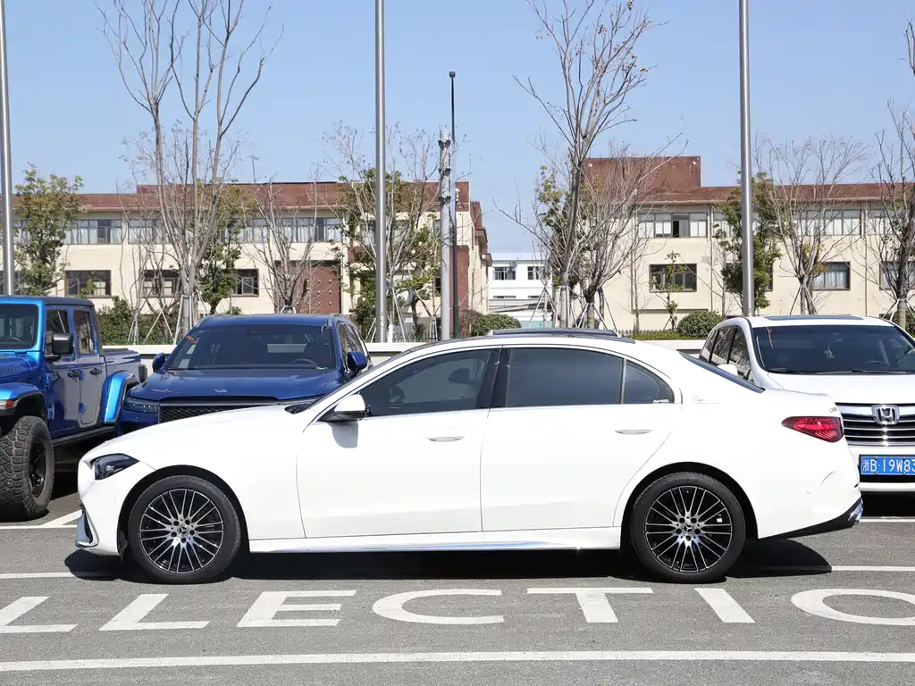 Mercedes-Benz C-Class 2023 — фото 17