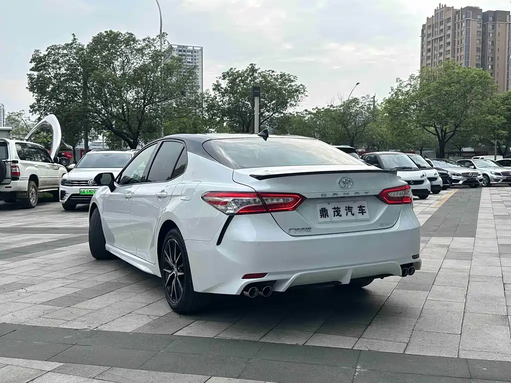 Toyota Camry 2021 — фото 8