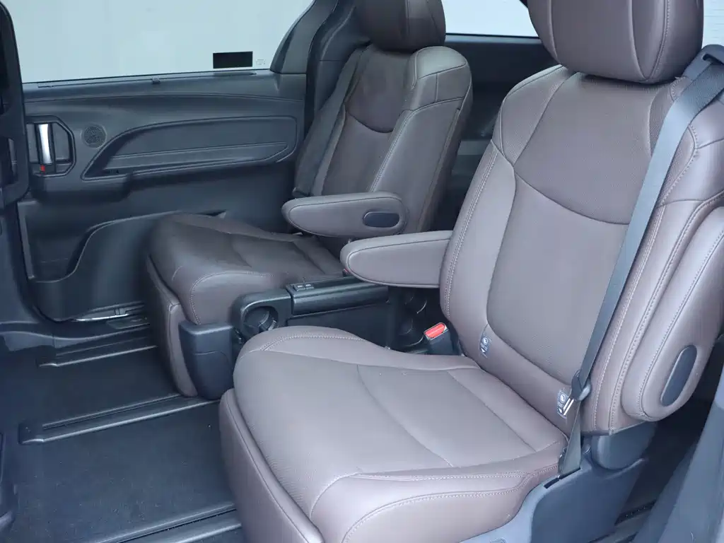 Toyota Sienna 2023 — фото 14