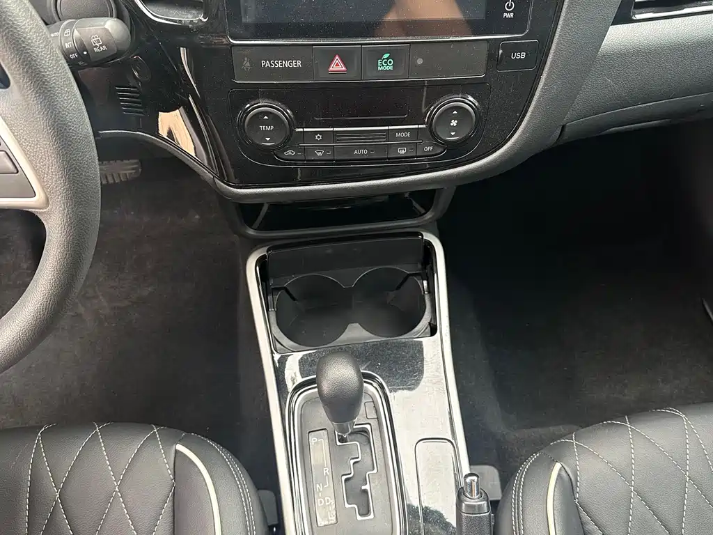 Mitsubishi Outlander 2022 — фото 15