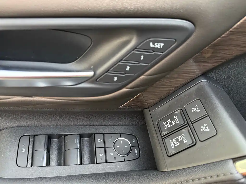 Toyota Alphard — фото 19