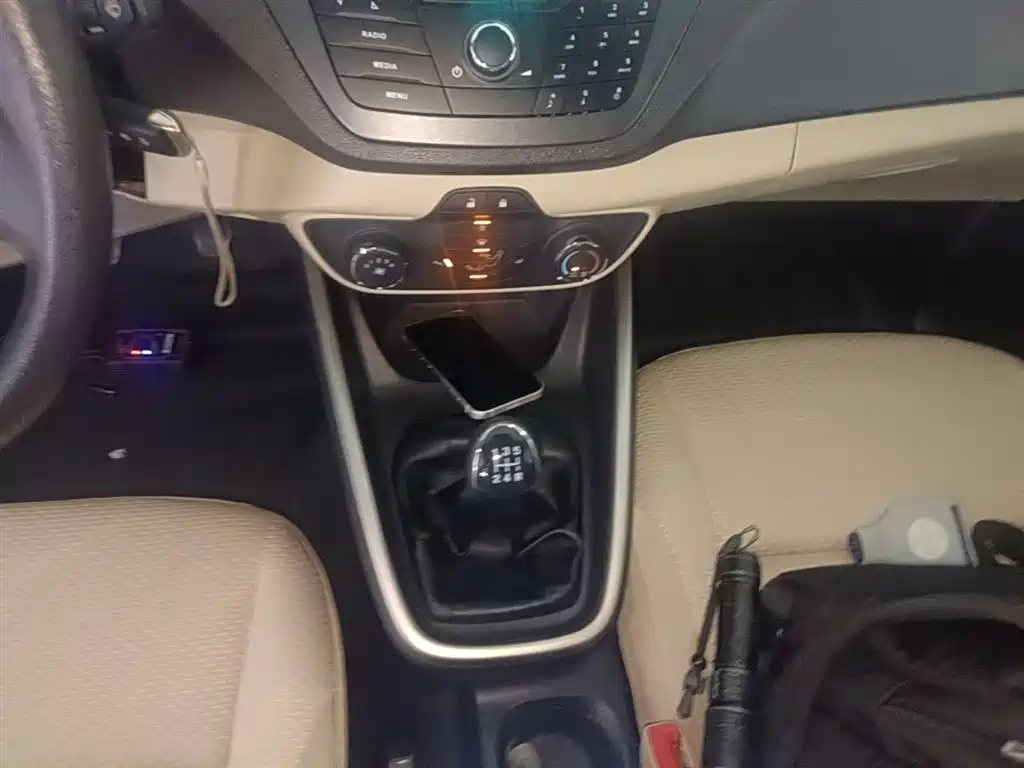 Ford Escort 2017 — фото 14