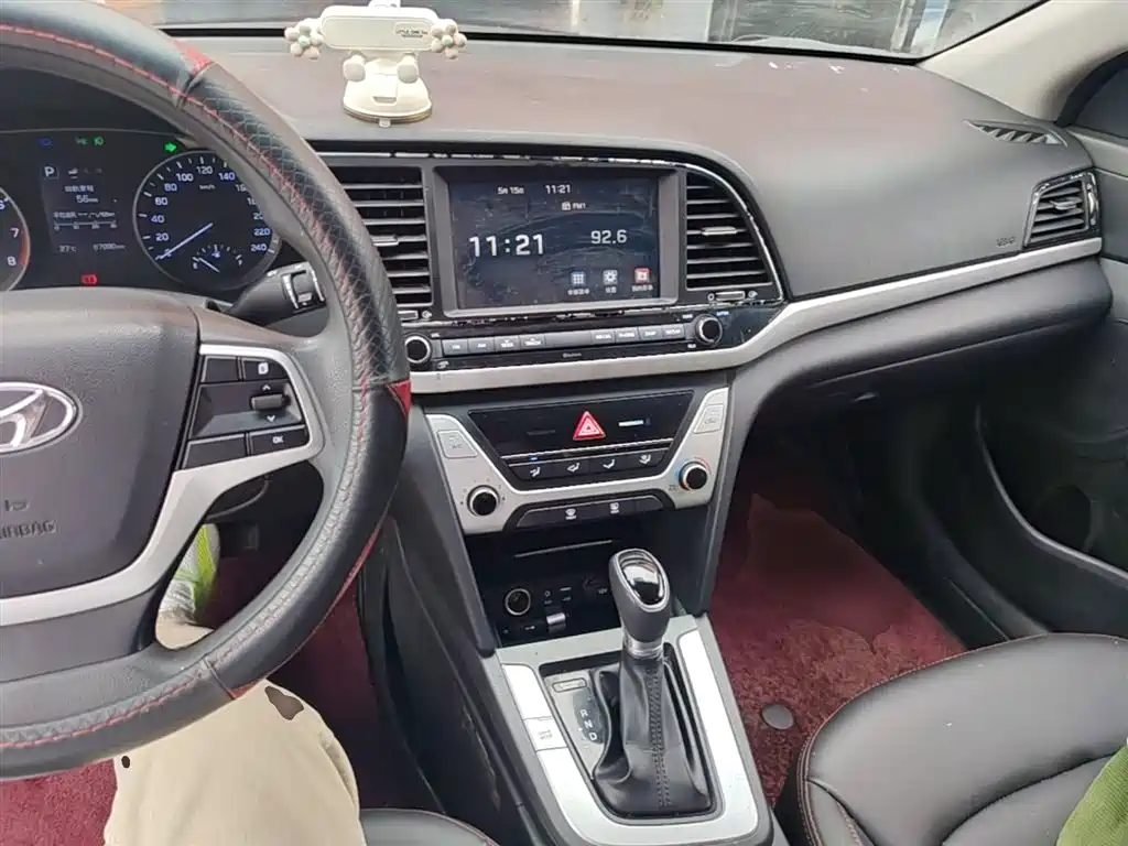 Hyundai Elantra 2017 — фото 10