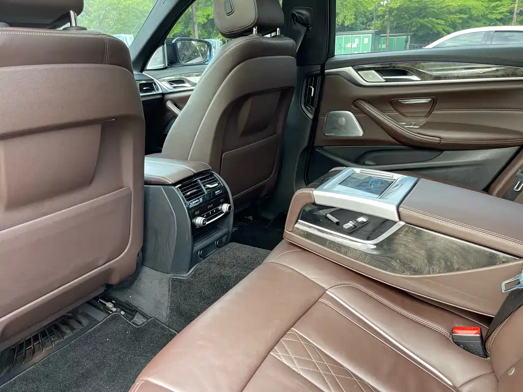 BMW 5 Series 2018 — фото 13