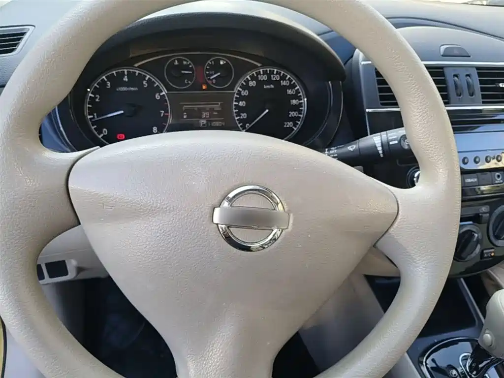 Nissan Tiida 2015 — фото 11