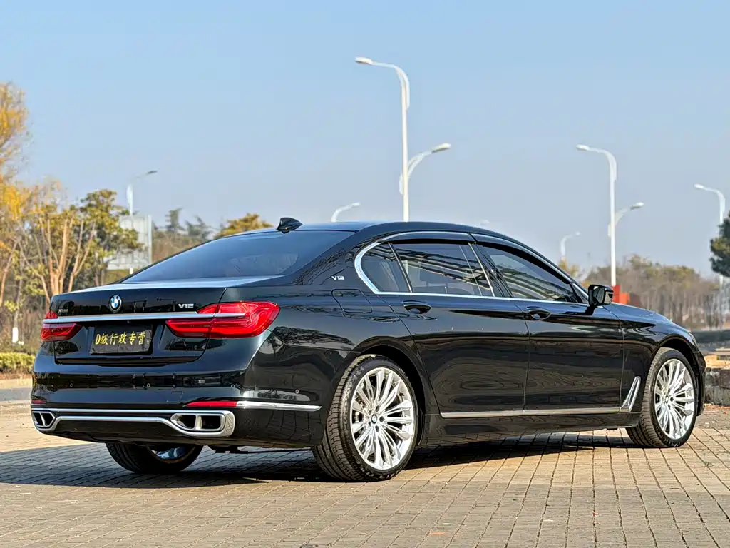 BMW 7 Series 2017 — фото 21