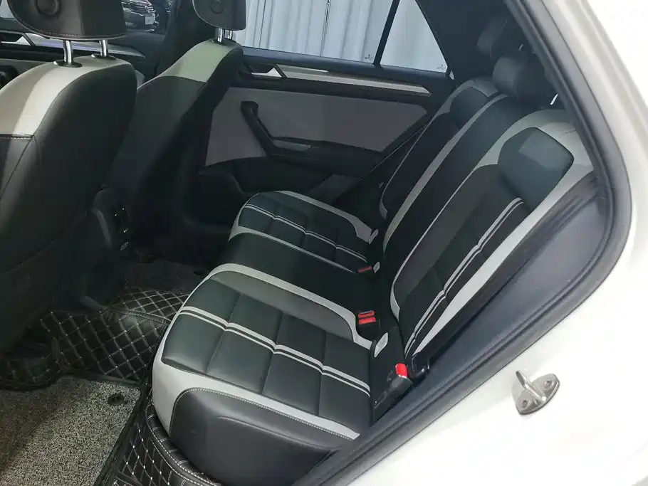 Volkswagen T-Roc 2023 — фото 11