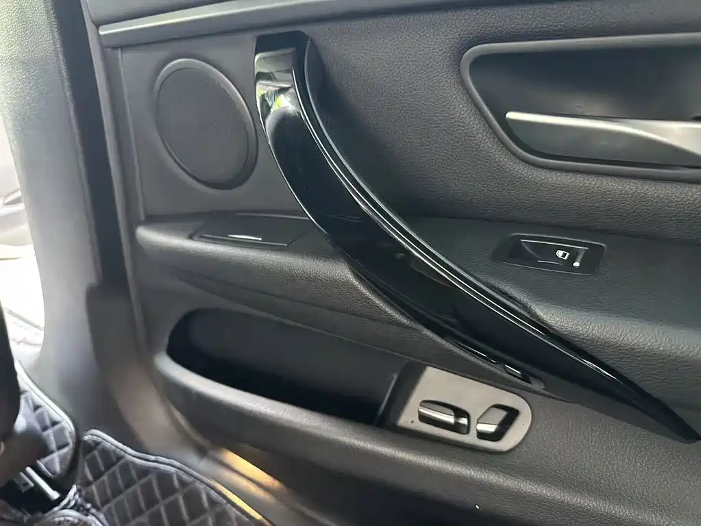 BMW 3 Series 2017 — фото 18