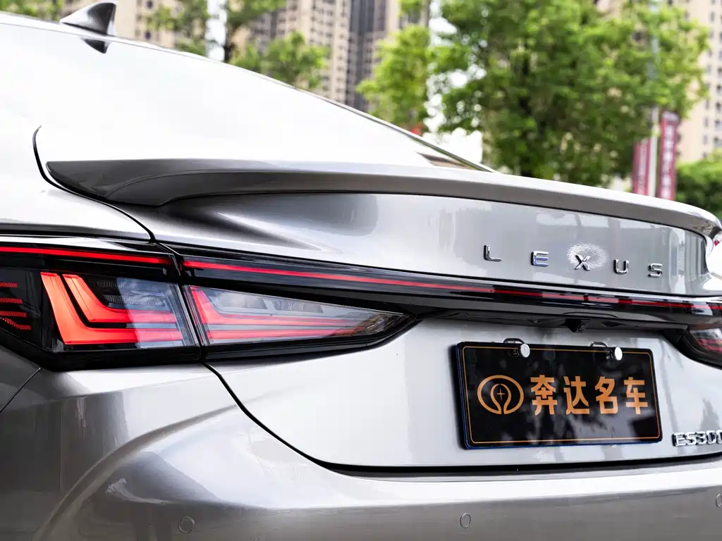 Lexus ES 2025
